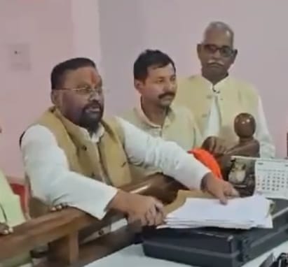 swami-prasad-maurya-filed-nomination-with-a-long-tilak-on-his-forehead-used-to-raise-questions-on-manas-and-sanatan